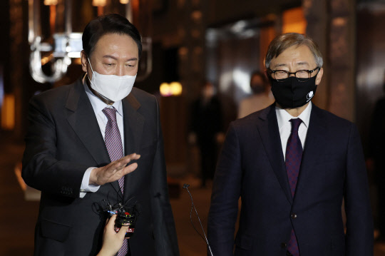 국민의힘 윤석열(왼쪽) 대선후보가 20일 서울 하얏트호텔에서 당내 경선에서 경쟁했던 최재형 전 감사원장과 만나 회동후 함께 회동결과에 관해 브리핑하고 있다.[연합뉴스]